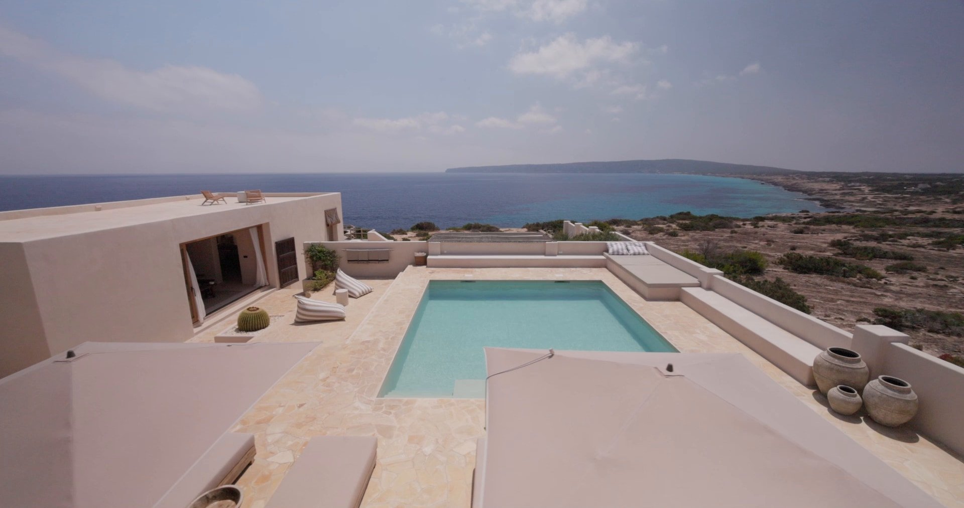 La piscina de Can Roque frente al mar y la costa de Formentera
