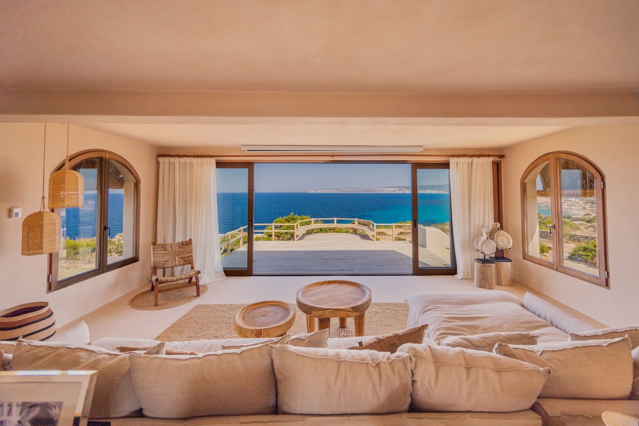El salón con el gran ventanal abierto al Mediterráneo