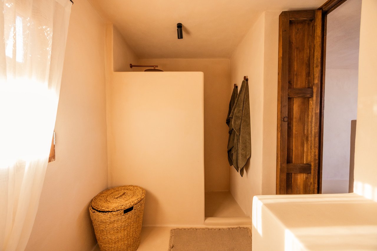 Baño de la habitación 02 con ducha de obra